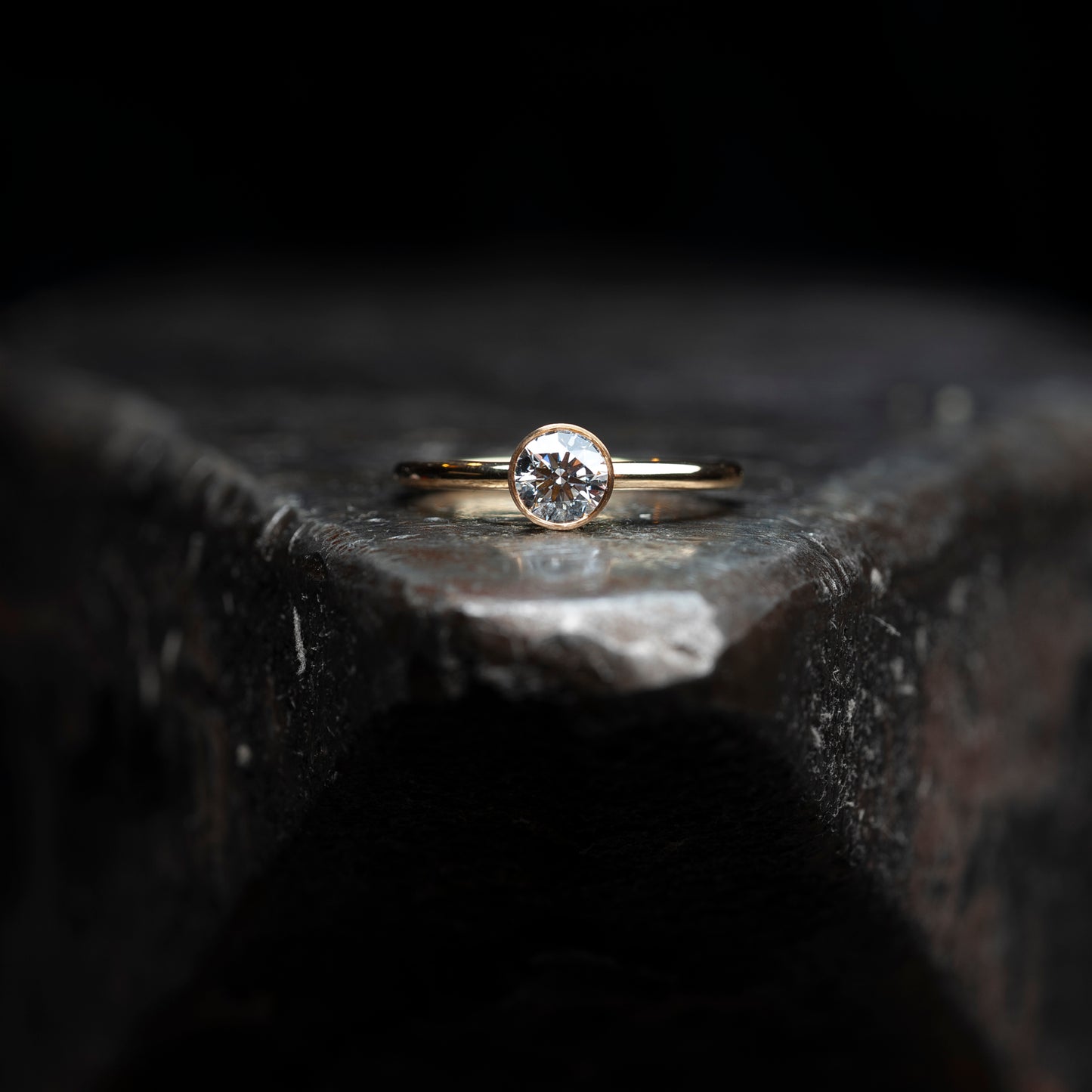 Der Ring liegend auf einem massiven Amboss