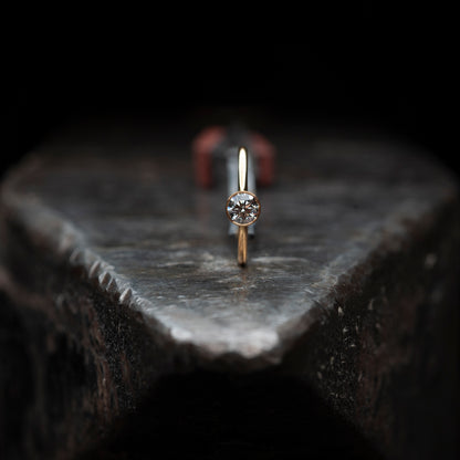 Der Ring hochkant stehend auf einem massiven Amboss