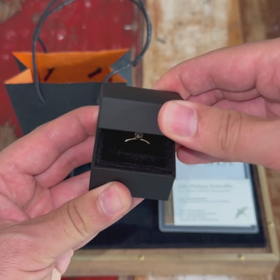 Unboxing Video des Schmuckstücks. Es wird die Verpackung gezeigt, der Ring, sowie das zugehörige GIA Gutachten.