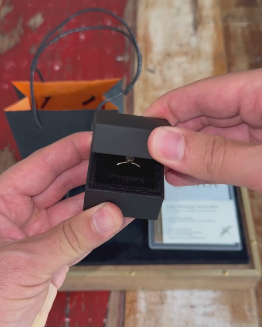 Video laden: Unboxing Video des Schmuckstücks. Es wird die Verpackung gezeigt, der Ring, sowie das zugehörige GIA Gutachten.